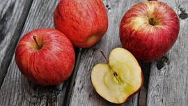 Jak nejlépe zavařit padaná, ale zdravá jablka? V zimě je oceníme do jogurtu i na přípravu oblíbených moučníků