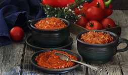 Ajvar je pikantní zeleninová směs, kterou využijeme na topinky, špagety nebo pizzu. Poradíme, jak vyrobit ajvar doma