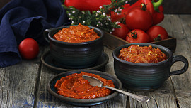 Ajvar je pikantní zeleninová směs, kterou využijeme na topinky, špagety nebo pizzu. Poradíme, jak vyrobit ajvar doma