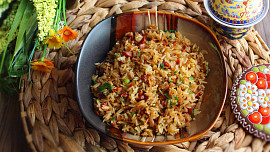 Jak na smaženou rýži? Je to skvělá příloha a výborné hlavní jídlo, které vyzkoušíme podle jednoduchého receptu