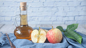 Jablečný ocet podle jednoduchého receptu našich babiček se bude hodit při vaření i pro domácnost
