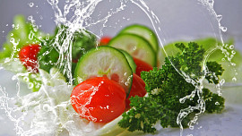 Jak připravit sterilovaný zeleninový salát? Během deseti minut vytvoříte salát, který pro vás v zimě bude zdrojem vitamínů