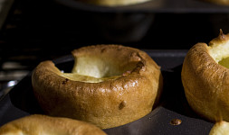 Yorkshire pudding je typický pro anglickou neděli jako příloha k masu. Že je to podivná kombinace? To určitě ne