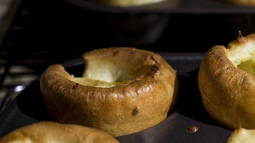 Yorkshire pudding je typický pro anglickou neděli jako příloha k masu. Že je to podivná kombinace? To určitě ne