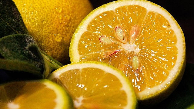 Možností k bezodpadovému využití citronů je více, stačí si vybrat. Kromě šťávy a kůry můžete zpracovat i jadérka a mezistěny. Poradíme