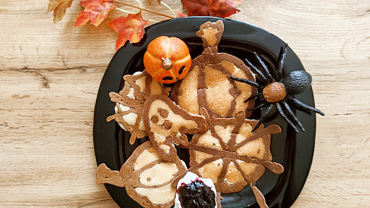 Tyto strašidelné lívance jsou krásně nadýchané. Připravte je dětem na speciální halloweenskou snídani nebo svačinu