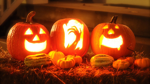 Nevíte si rady, jak vyřezat halloweenskou dýni? Chce to ostrý nůž a pomůže i palička na maso