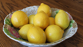 Citron příjemně dochutí mnoho dobrot sladké kuchyně a domácí citronový cukr se hodí mít stále po ruce