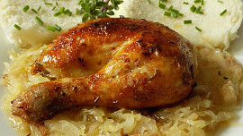 Kuře  à la husa? Je to snadné a chutná skvěle. Upečte si s námi svatomartinské kuře, které tradiční husu dokonale zastoupí