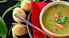 Deset tipů, jak zahustit polévku bez mouky. Uvařte v ní strouhaný brambor, rozmixujte část zeleniny nebo přidejte červenou čočku