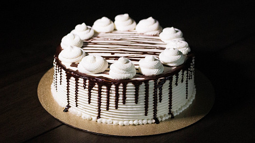 Stékaná poleva na dortu: Máme pro vás jednoduchý návod, podle kterého bude váš dort vypadat jako z cukrárny