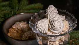 Jak péct sněhové cukroví? Je třeba dodržet několik zásad, aby se nám povedlo. Základem je dobře ušlehaný sníh Jak péct sněhové cukroví? Je třeba dodržet několik zásad, aby se nám povedlo. Základem je dobře ušlehaný sníh