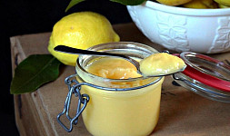 Citronový krém Lemon curd má příjemnou chuť a není moc tučný. Je úžasný na palačinky i na slepování lineckého cukroví