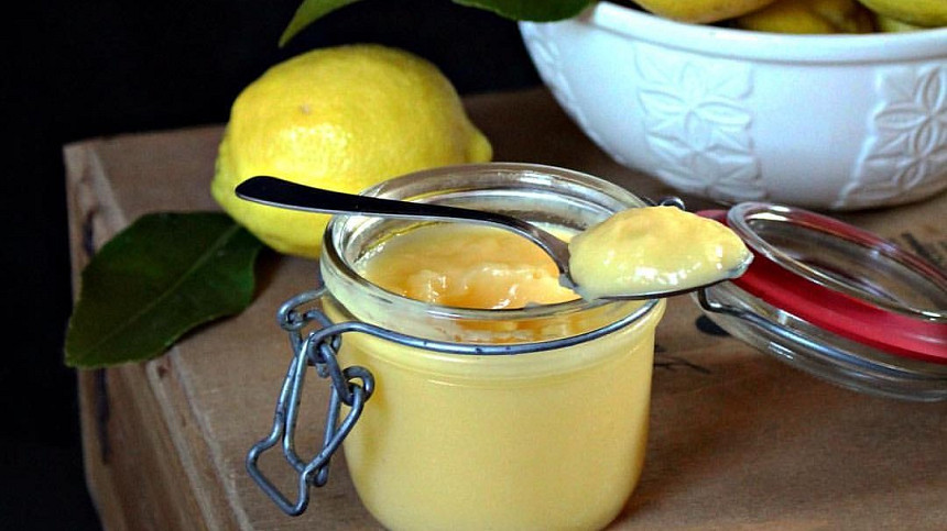 Citronový krém Lemon curd má příjemnou chuť a není moc tučný. Je úžasný na palačinky i na slepování lineckého cukroví