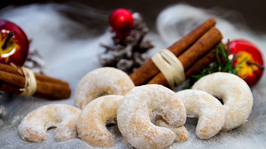 Jak uskladnit cukroví a vánoční pečivo? Vhodné jsou krabice, plechovky a keramické nádoby. Větší zásoby co nejdříve zmrazíme