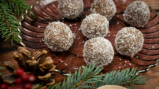 Snadný a rychlý recept na kokosové kuličky potěší nejen začátečníky. Cukroví skvěle chutná v různých variantách