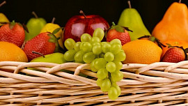 Z krásně barevného ovoce můžeme o svátcích připravit výborný ovocný salát. Je velmi variabilní, chutný a plný vitamínů