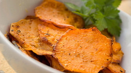 Jak připravit domácí zeleninové chipsy na svačinu či oslavu. Zdravé a chutné slané mlsání ocení děti i dospělí
