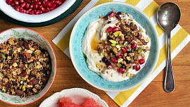 Jak připravit skvělou domácí granolu z ovesných vloček? Je plná ořechů, semínek, sušeného ovoce a třeba i čokolády