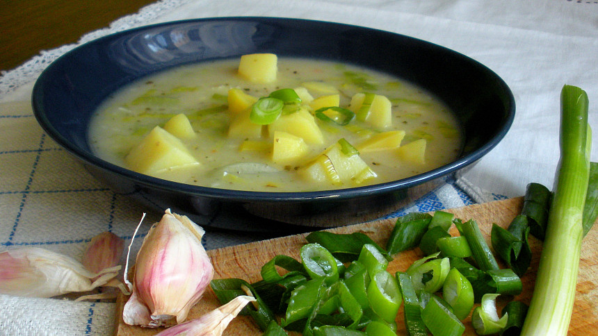 Nejlepší recepty na zeleninové polévky: Cibulová zelenina je příjemně dochutí, důležitý je hlavně česnek