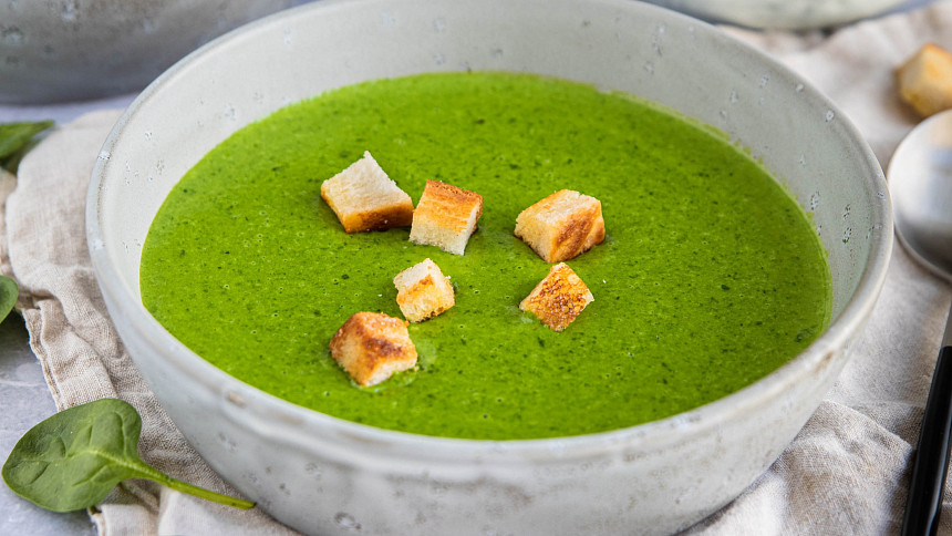 Nejlepší recepty na zeleninové polévky: Špenátovou ochutíme česnekem a podáváme s vejcem nebo krutony