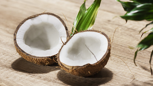 Jak připravit domácí kokosové mléko? Vysvětlíme jednoduchý recept na rostlinný nápoj