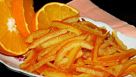 Kandovanou citronovou nebo pomerančovou kůru s úspěchem využijeme jako mlsání nebo do moučníků