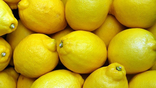 Citronovou kůru snadno nastrouháme a uchováme do zásoby. Názorné video poradí, jak na to