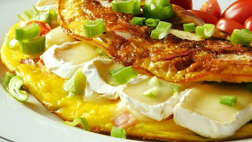 Vaječnou omeletu můžeme zajímavě ochutit a vylepšit. Vybrali jsme oblíbené tipy na různé varianty