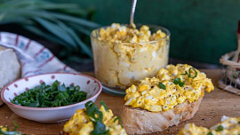 Jak připravit vaječnou pomazánku s majonézou. Osvědčený retro recept patří k těm nejoblíbenějším