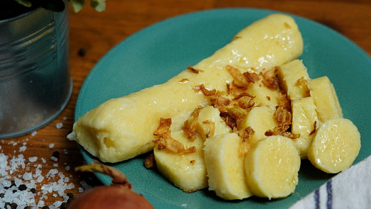 Jak se vaří bramborové knedlíky. Jednoduchý recept na oblíbenou přílohu zvládnete podle videa