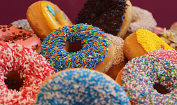 Už jste ochutnali rychlé a snadné falešné donuty s polevou i zdobením, které chutnají úplně všem?