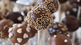 Cake pops, dortová lízátka: Na originální pochoutku využijete nepovedený moučník a přesto sklidíte pochvalu