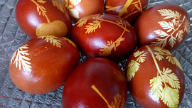 Jak vytvořit vzory na vejcích barvených v cibulových slupkách? Využijete přírodniny a silonky
