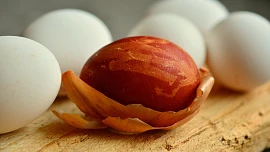 Jak barvit vajíčka v cibulových slupkách? Oblíbená a levná metoda pomůže docílit krásných přírodních barev