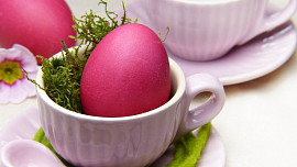 Jak barvit vejce červenou řepou? Vyzkoušejte velikonoční vajíčka barvená bez chemie