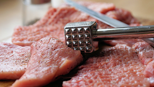Jak krájet maso na řízky. Video vás naučí připravit vepřové kotlety, krkovičku a kuřecí prsa