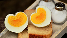 Jak ozdobně tvarovat vejce natvrdo? Video poradí, jak snadno zdobit plátky vajíček