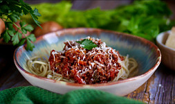 Jak uvařit boloňskou omáčku. Podáváme ji s těstovinami a na talíři sypeme parmezánem