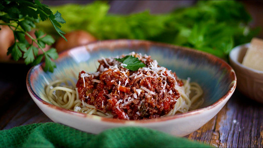 Jak uvařit boloňskou omáčku. Podáváme ji s těstovinami a na talíři sypeme parmezánem