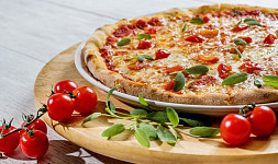Jak vytvarovat těsto na pizzu hned dvěma způsoby. Video vás naučí připravit dokonalou italskou pochoutku