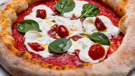 Jak snadno vytvarovat pizzu s oblíbeným plněným okrajem. S postupem poradí názorné video