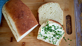 Jak upéct dobrý toustový chléb. S domácí pekárnou a skvělým receptem je to snadné