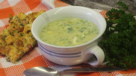 Desatero rad na téma jarní zeleninové polévky: Jakou použít zeleninu, jak ji vařit a čím polévky zahustit