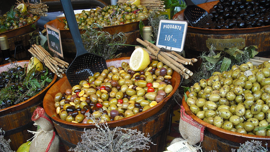 Olivy jsou jedinečnou lahůdkou nejen středomořské, ale i naší kuchyně. V mnoha jídlech jsou nepřekonatelné