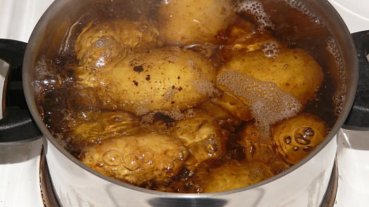 Jak dlouho vařit celé brambory ve slupce? Závisí to na několika okolnostech