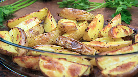 Jak připravit pečené brambory v troubě? Nejlepší křupavou přílohu získáte bez loupání brambor
