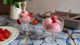 Jahodová zmrzlina: Málokdo jí odolá a příprava vůbec není složitá. Naučíme vás ji ze smetany a tvarohu