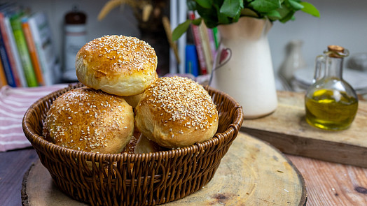 Domácí nadýchané housky udělají každý burger dokonalý. Video vám pomůže s jejich přípravou