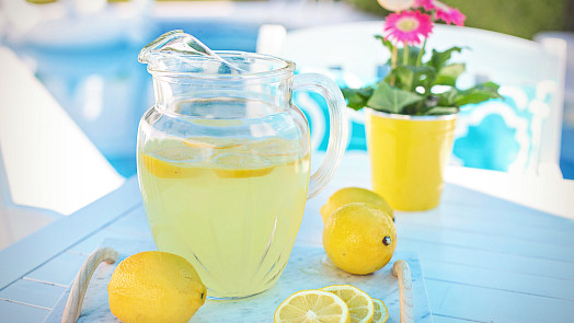 Limonáda z čerstvého ovoce je hitem léta! Máme pro vás tipy, jak ji jednoduše připravit doma